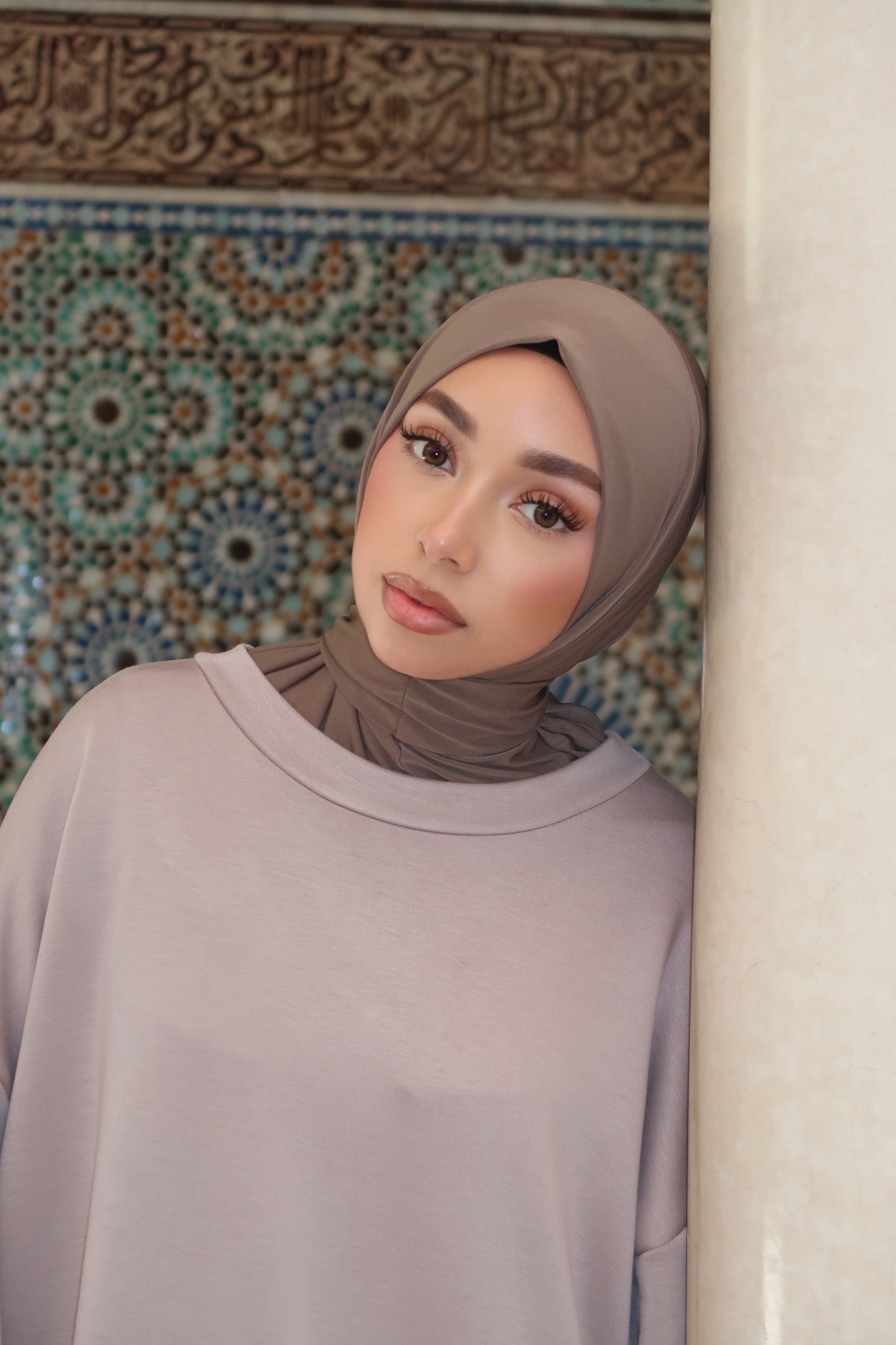 HIJAB CAGOULE TAUPE À BOUTONS