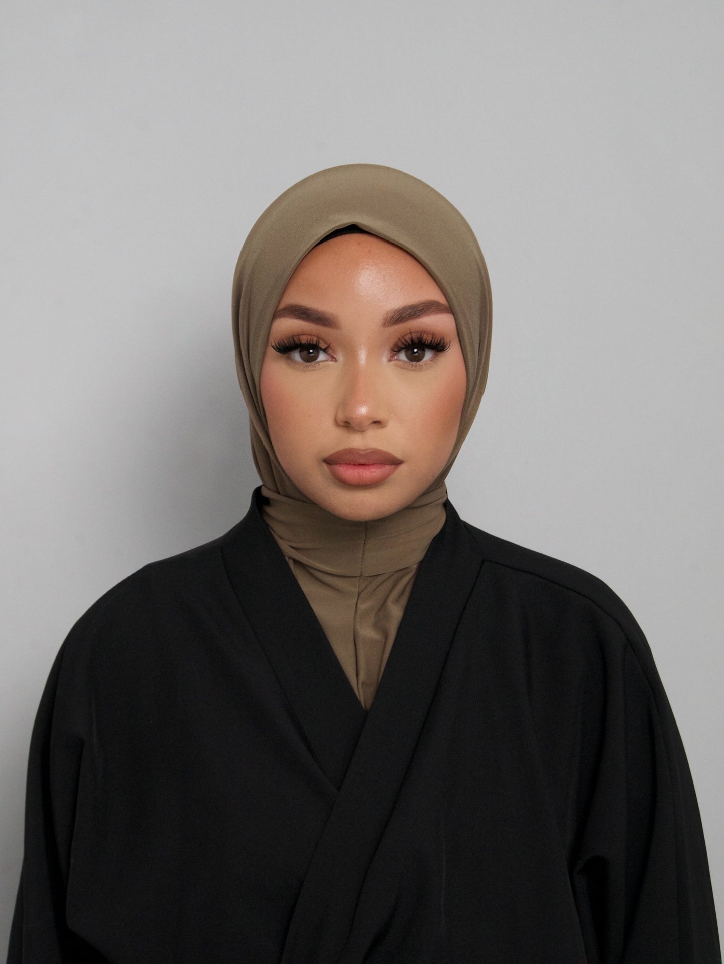 HIJAB CAGOULE TAUPE À BOUTONS