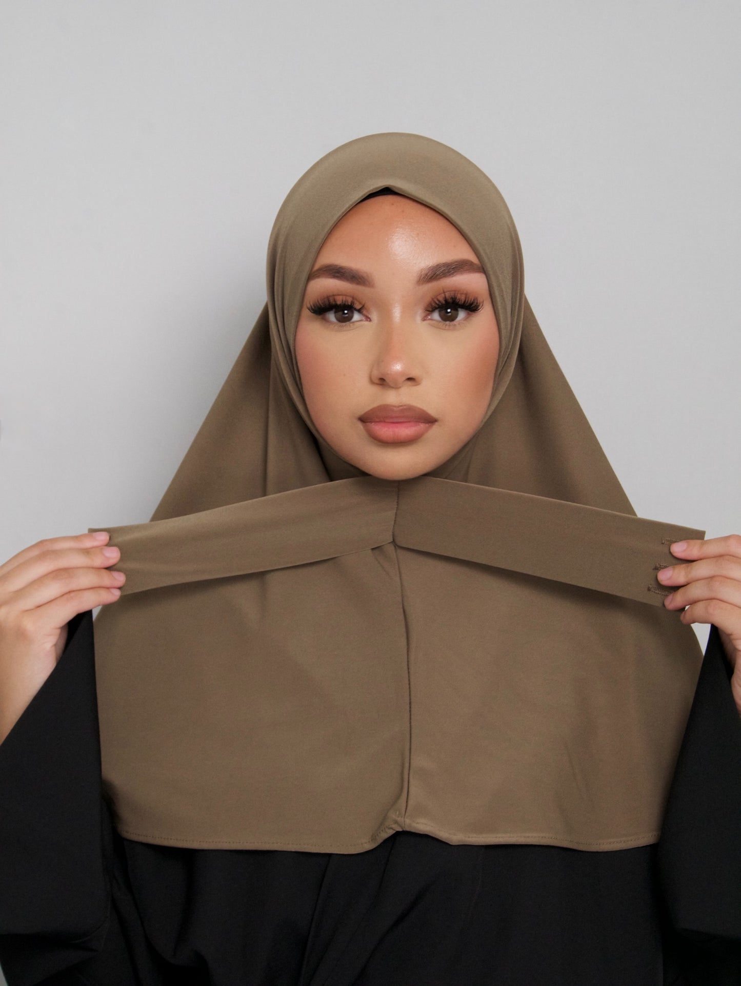 HIJAB CAGOULE TAUPE À BOUTONS